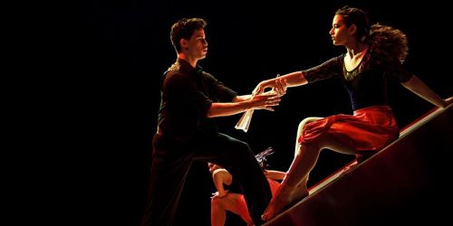 La danza risulta imprevedibile pur rappresentando la vita stessa