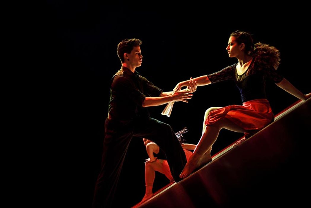 La danza risulta imprevedibile pur rappresentando la vita stessa